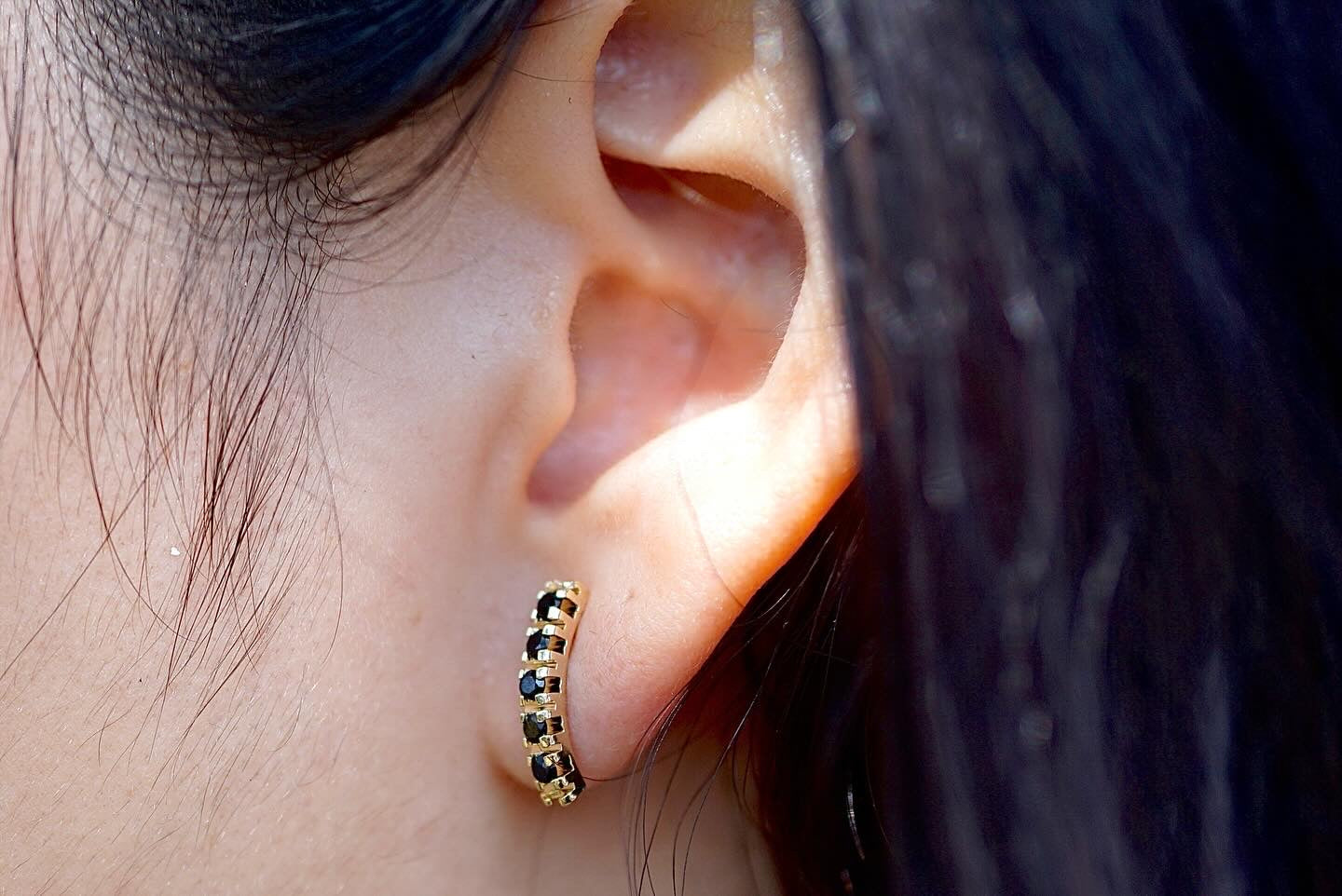 CURVED BAR BLACK CRYSTAL EARRINGS